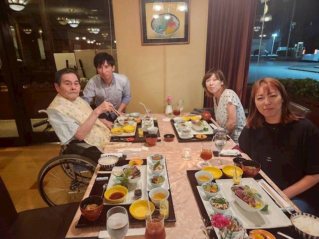 車いす利用者の旅行先でのお食事風景